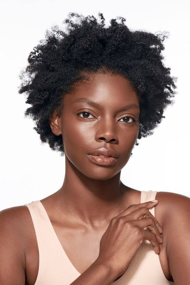 Beauté inclusive : les crèmes et soins en (para)pharmacie sont-ils adaptés aux peaux noire, mate et métissée ?