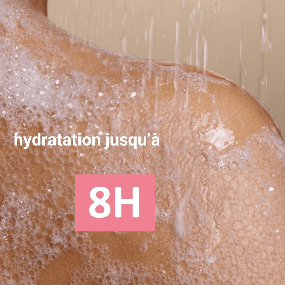 Peau moussante sous la douche avec le texte hydratation jusqu'à 8H