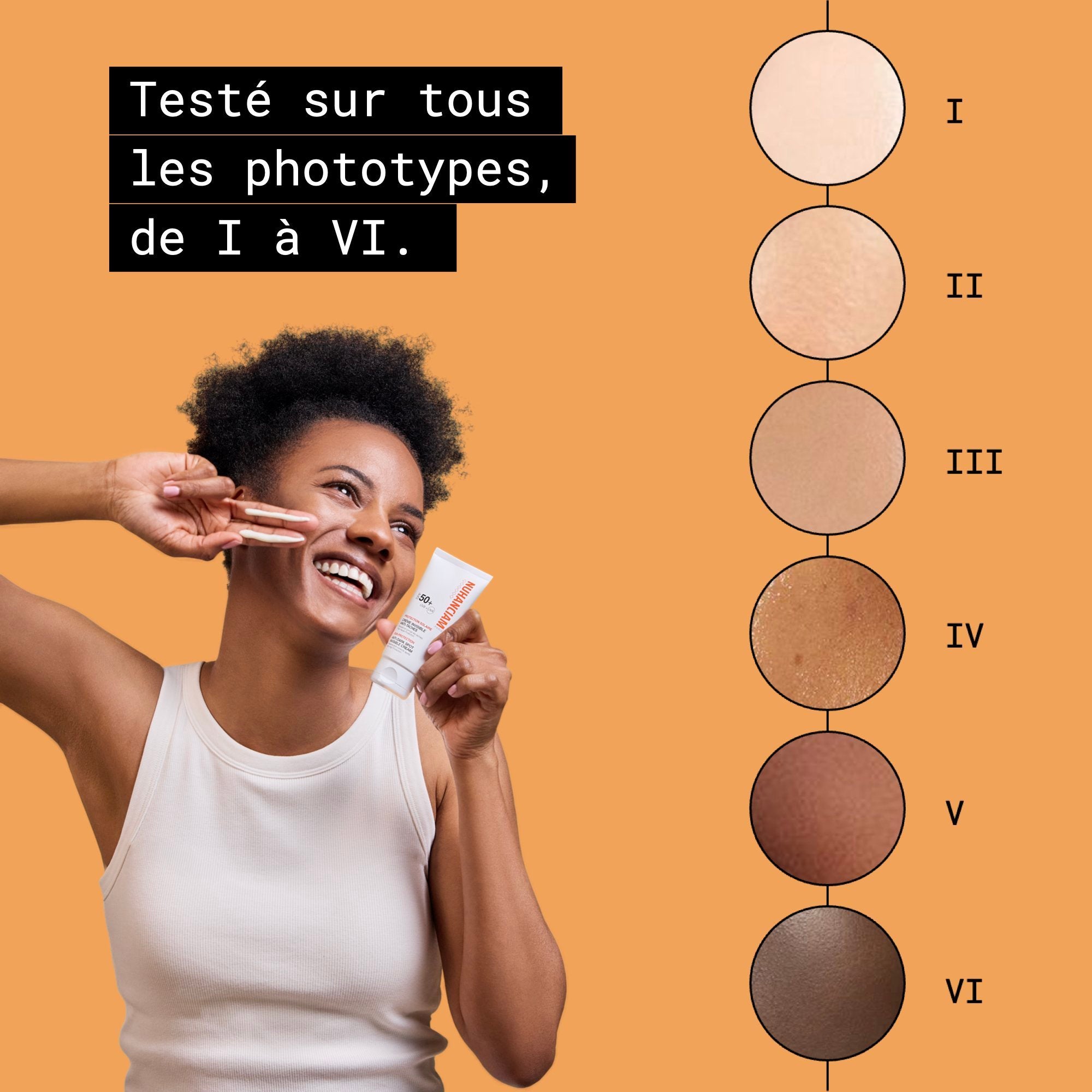 Femme souriante appliquant la Crème Solaire Invisible Anti Taches Brunes SPF 50+ de NUHANCIAM