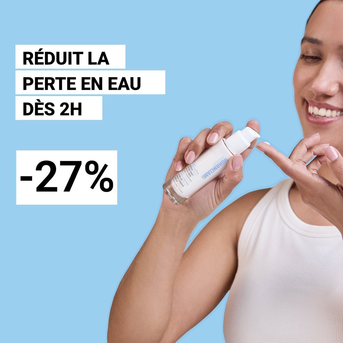 Femme souriante appliquant le Sérum Hydratant 24h NUHANCIAM sur son doigt