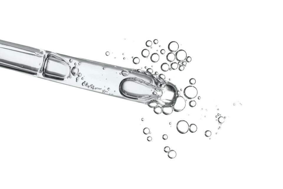 Pipette en verre avec des bulles de sérum transparentes sur fond blanc
